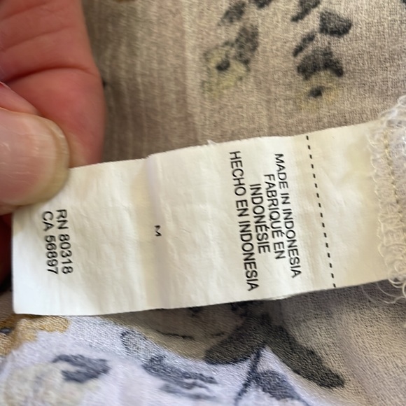 Lucky Brand medium peasant blouse with keyhole front and 3 button closure. - Picture 7 of 9